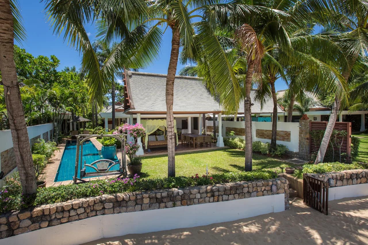 VILLA FRENTE AL MAR CON ESTÉTICA TAILANDESA ELEGANTE