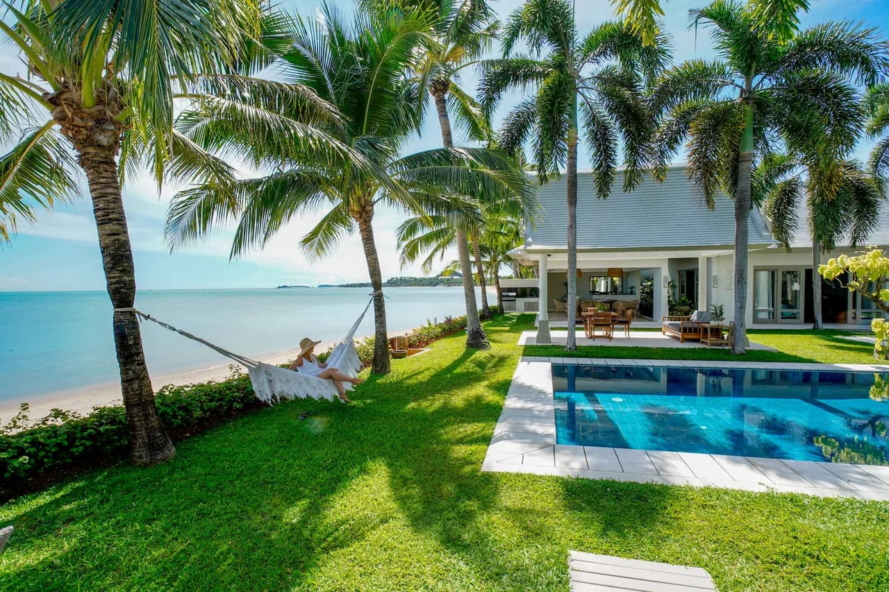 Impresionante Villa Frente al Mar con Amplios Jardines