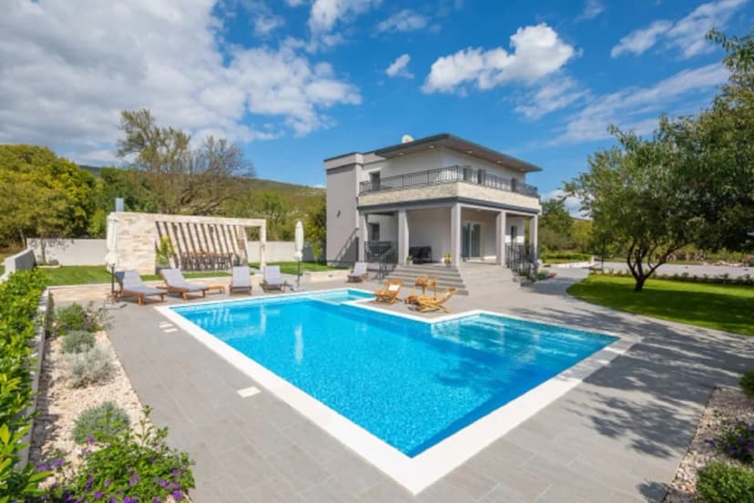Luxurious Oasis Villa With Breathtaking Views Of The Valley