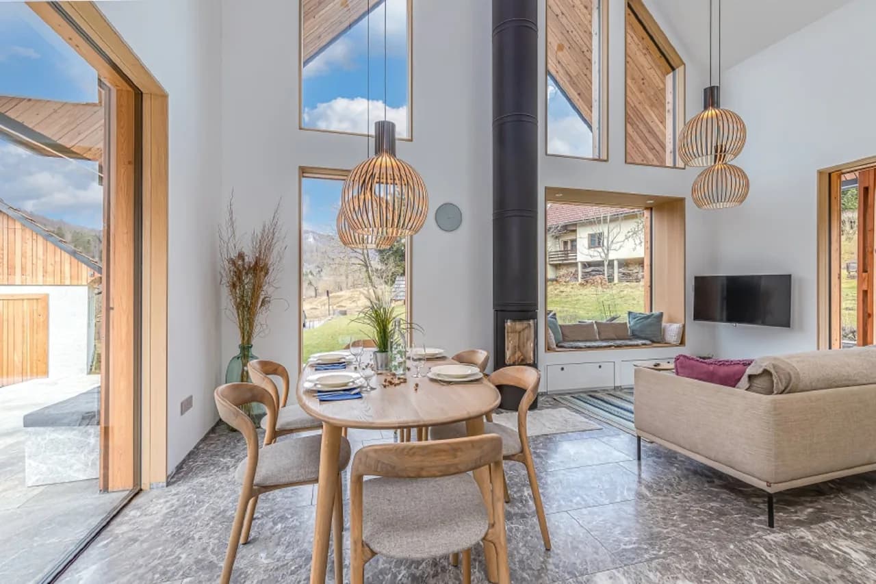 Incroyable Chalet en Bois d'Épicéa dans la Paix Blissful des Collines, photo 3