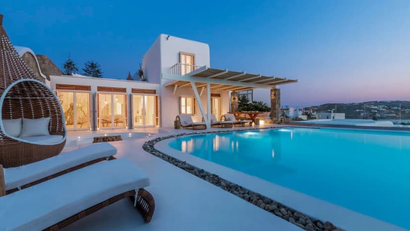 Vibrant Mykonos Villa Very Near From The Picturesque Alleyways Of Chora