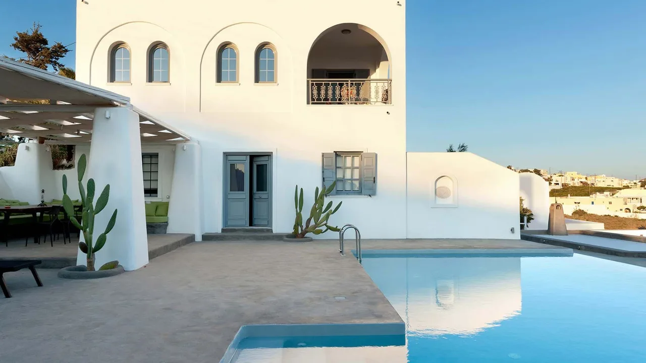 Villa de lujo con interiores frescos y luminosos