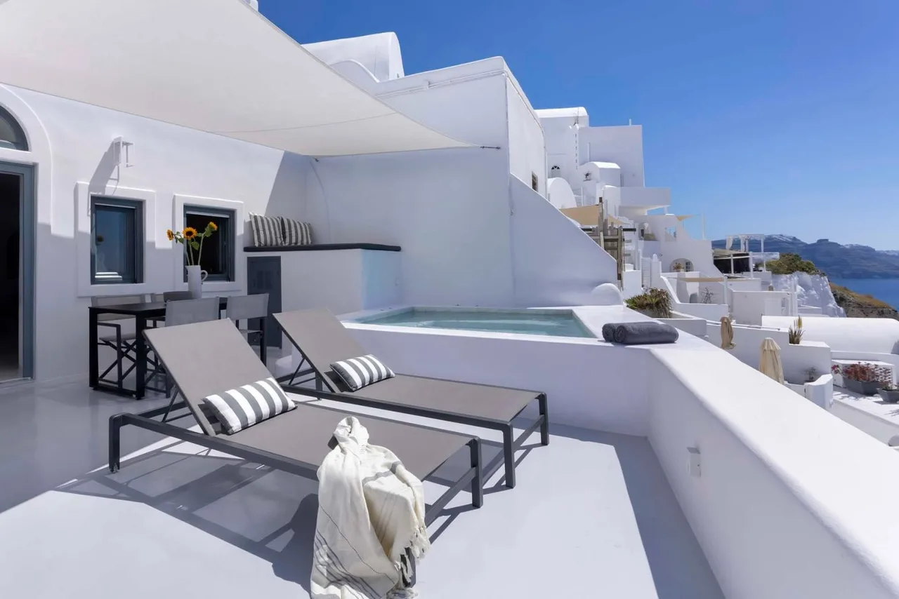 Casa cueva en Santorini con vistas directas al volcán