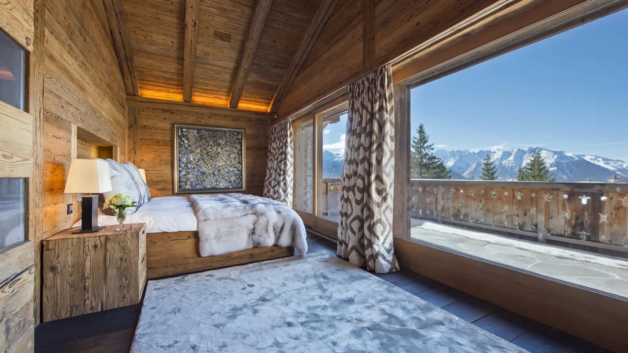 Chalet Contemporáneo que se Sienta Majestuoso a la Orilla de un Estanque, foto 2