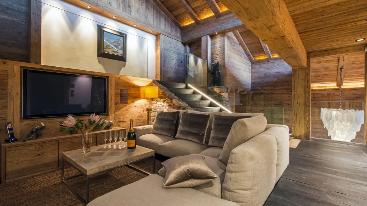 Chalet Contemporáneo que se Sienta Majestuoso a la Orilla de un Estanque, foto 3