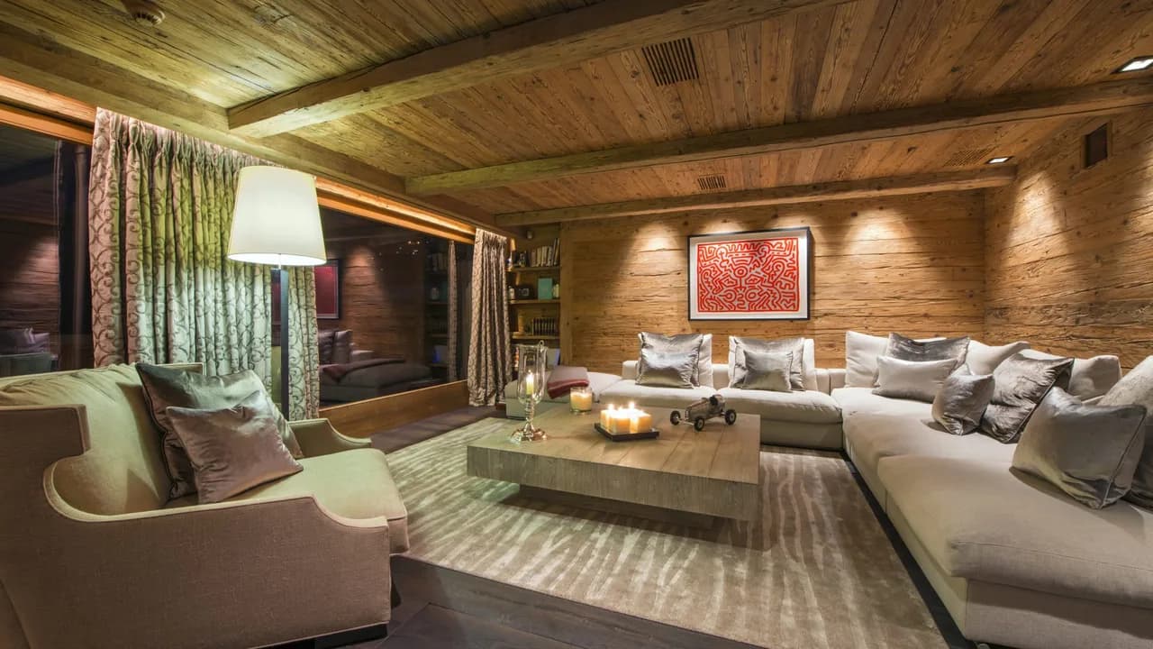 Chalet Contemporáneo que se Sienta Majestuoso a la Orilla de un Estanque, foto 4