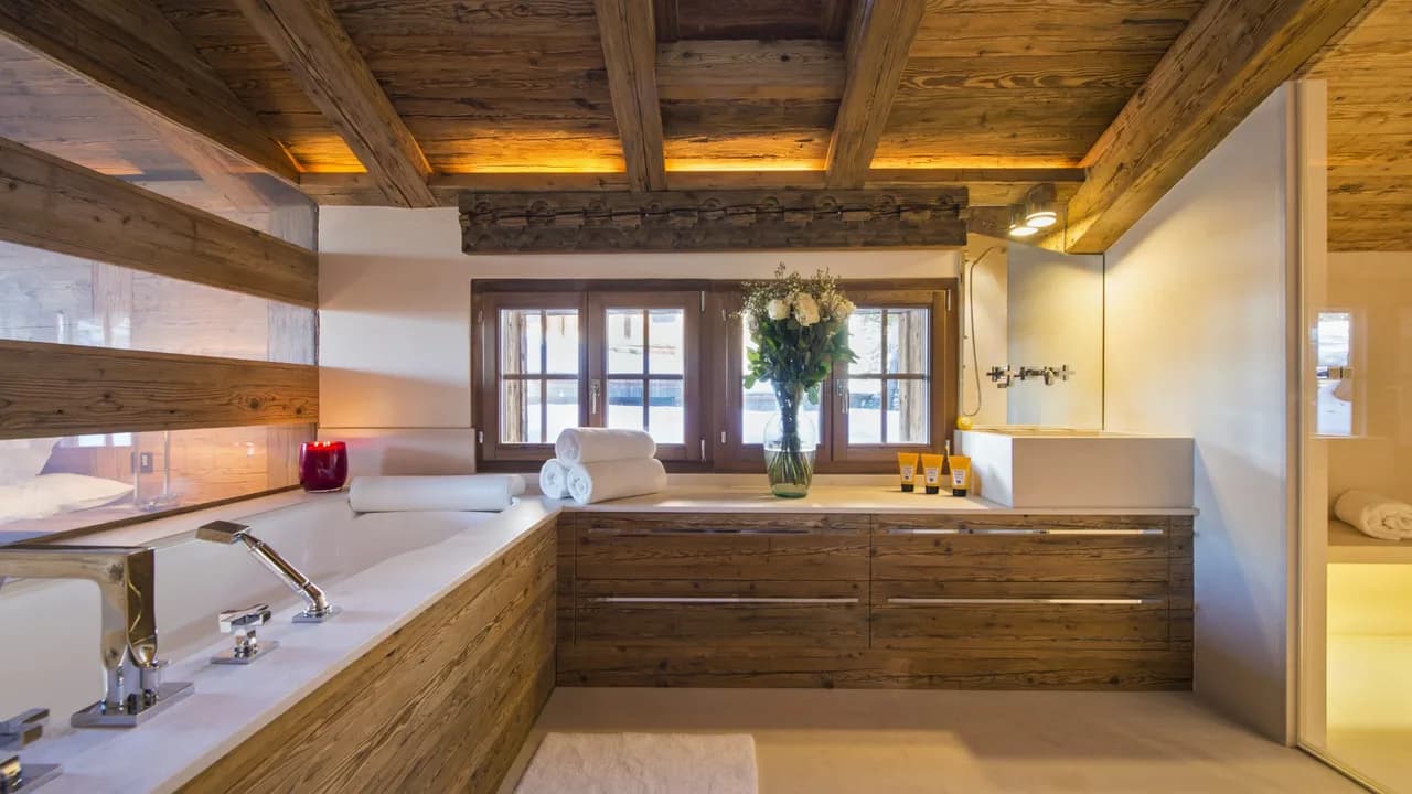 Chalet Contemporáneo que se Sienta Majestuoso a la Orilla de un Estanque, foto 5