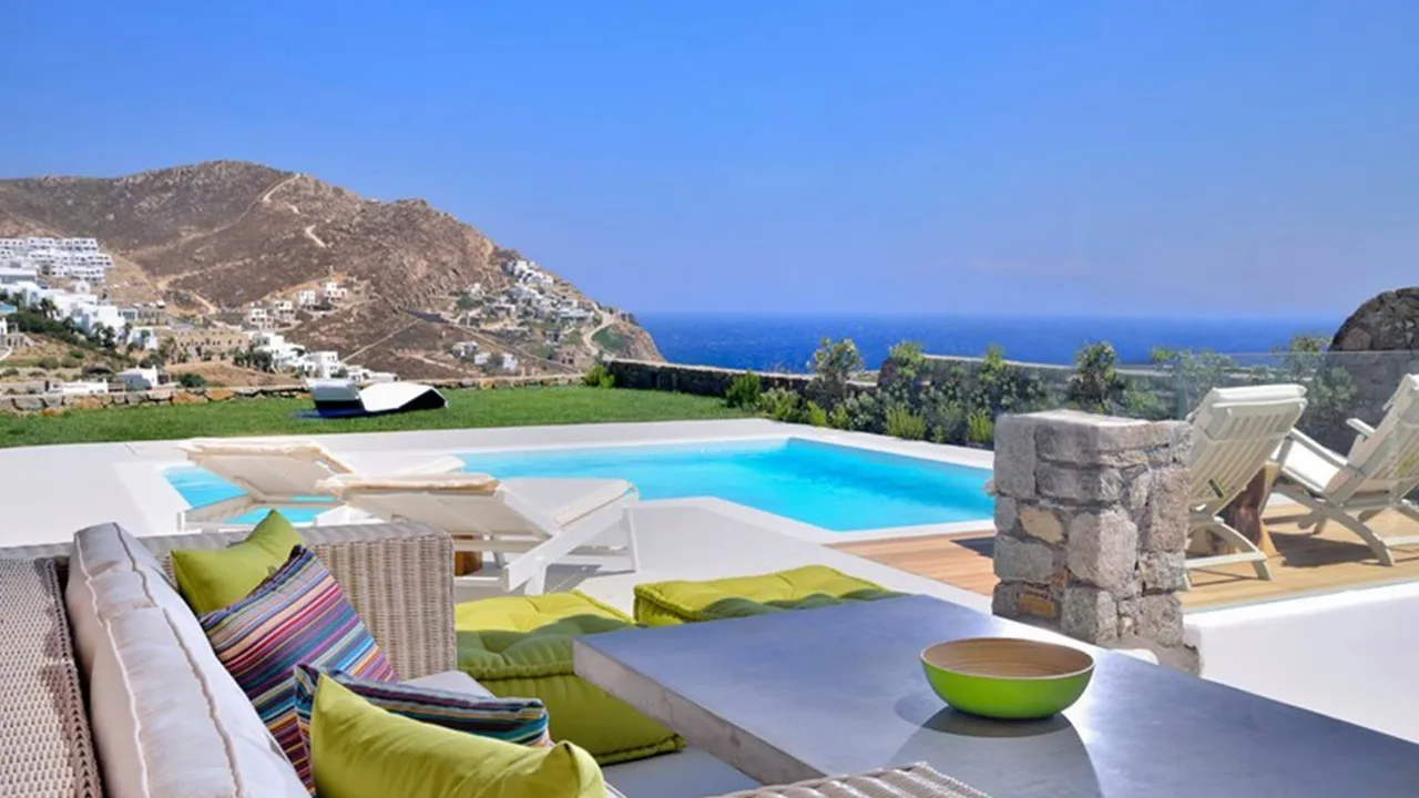 Villa de Mykonos en Ubicación Premium con Vista al Azul Infinito