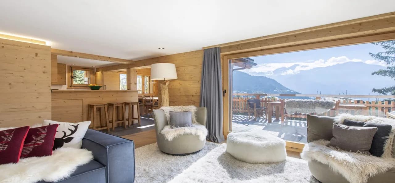 Contemporary Family Retreat with Views photo 4