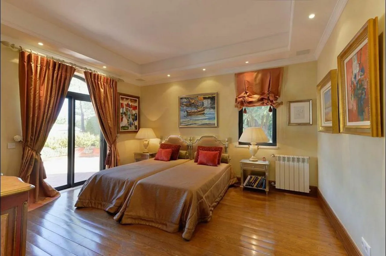 Deluxe villa with extensive landscaped gardens photo 3