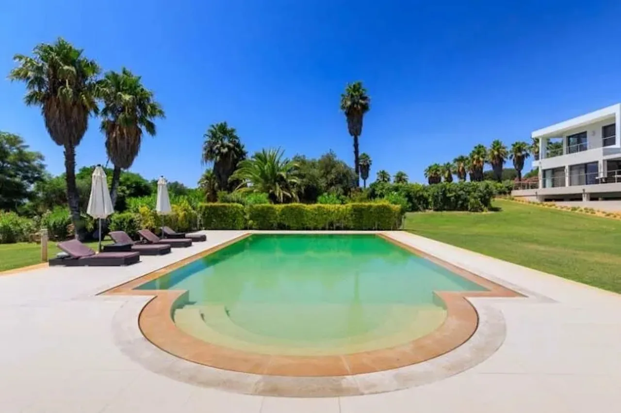Luxurious villa perfect for large group photo 3