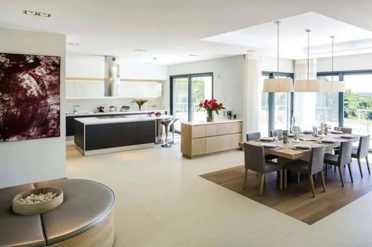 Luxurious villa perfect for large group photo 4