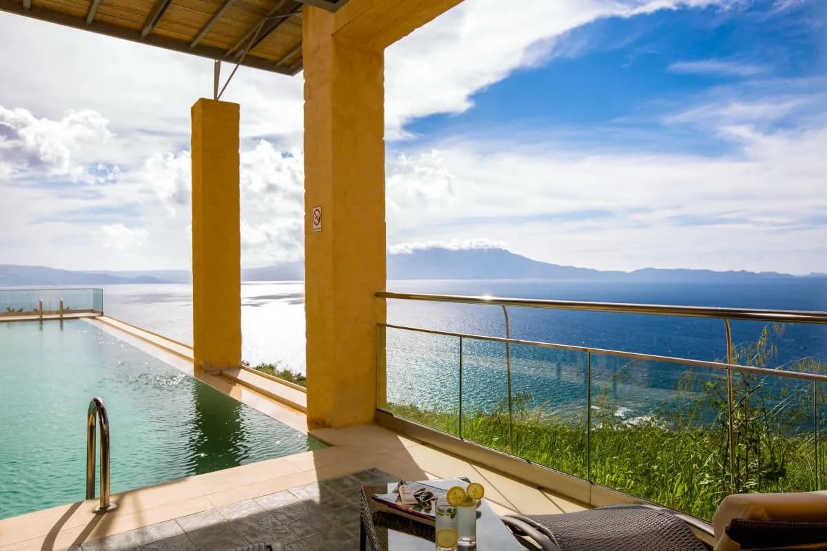 VILLA DE VACANCES UNIQUE ET TERREUSE AVEC JACUZZI ET PISCINE
