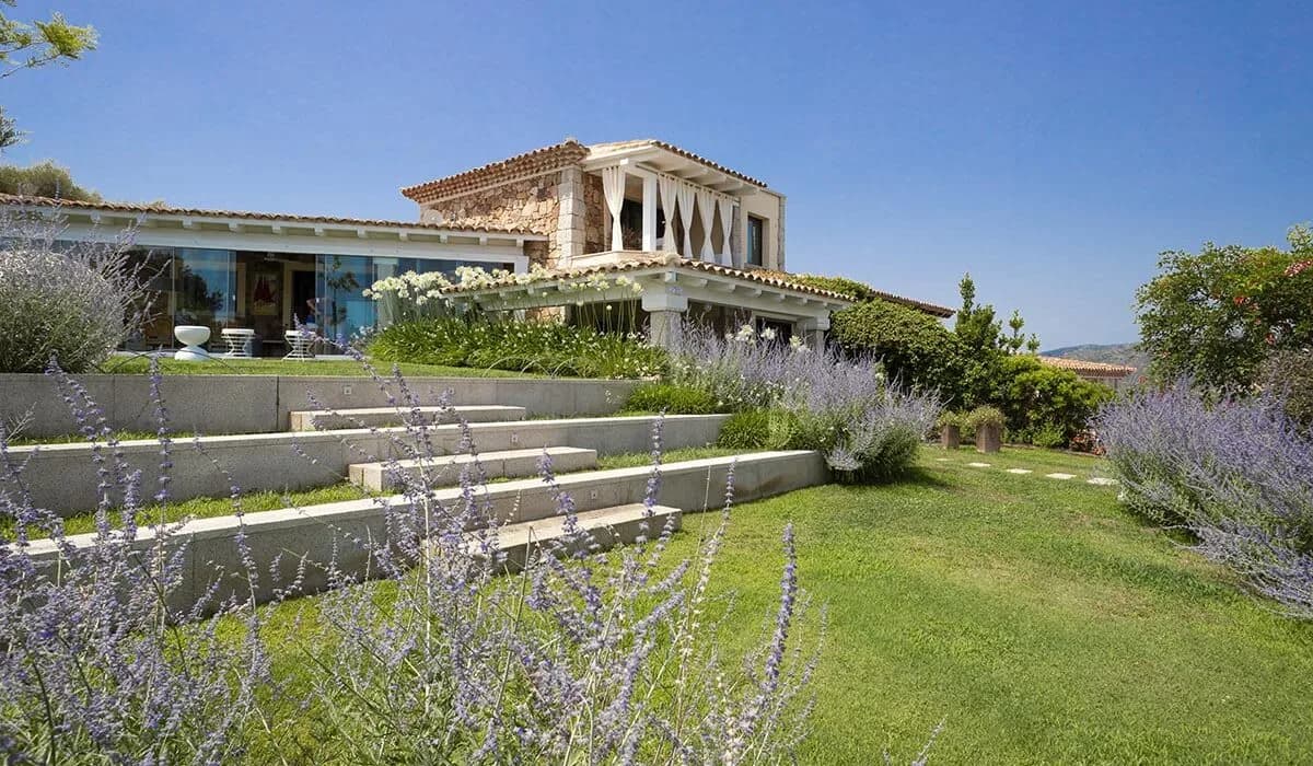 Moderne italienische Villa mit Pool und Jacuzzi