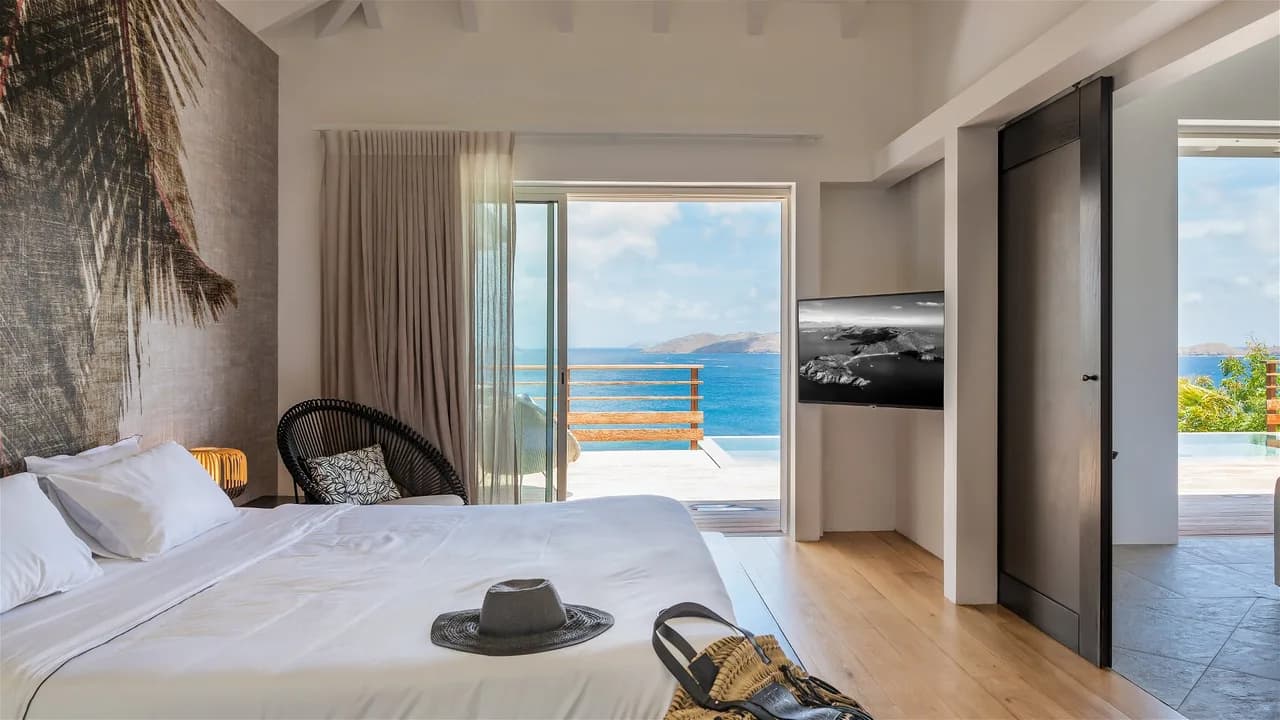Warm villa furnished with refinement photo 3