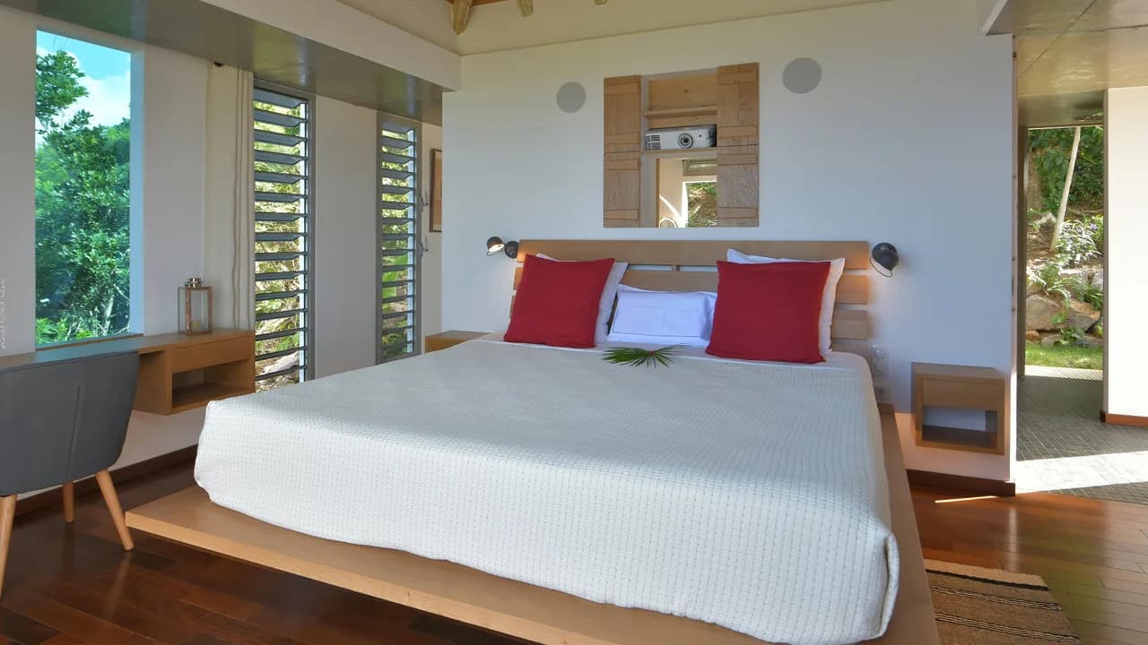 Stunning Villa Nestled in Lush Environment photo 4