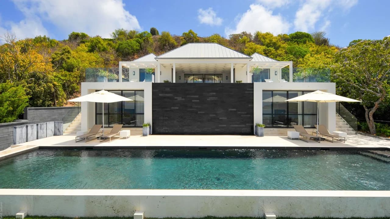Ideally Located Contemporary Villa photo 5
