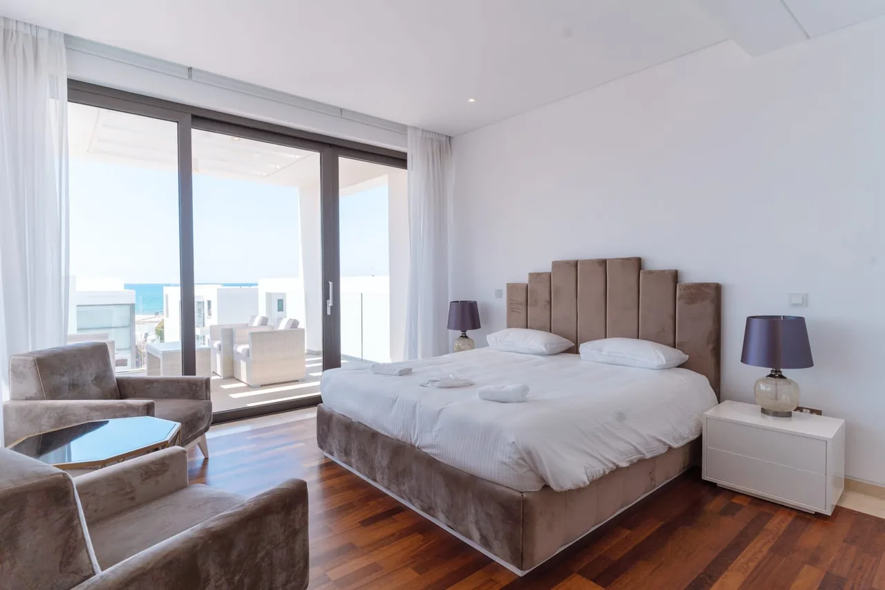 Grandiose Villa neben dem lebhaften Coral Bay, Foto 3