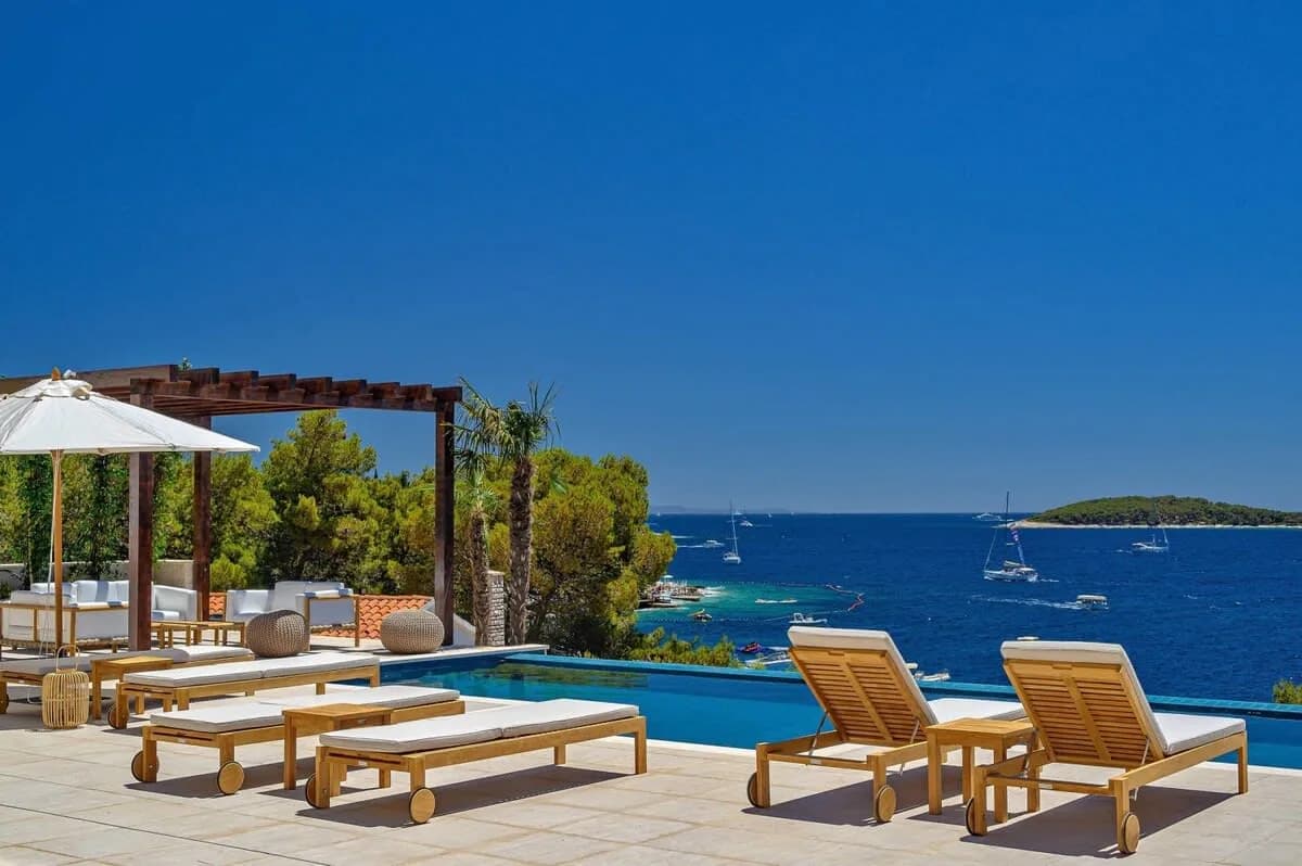 Villa de estilo mediterráneo con piscina infinita