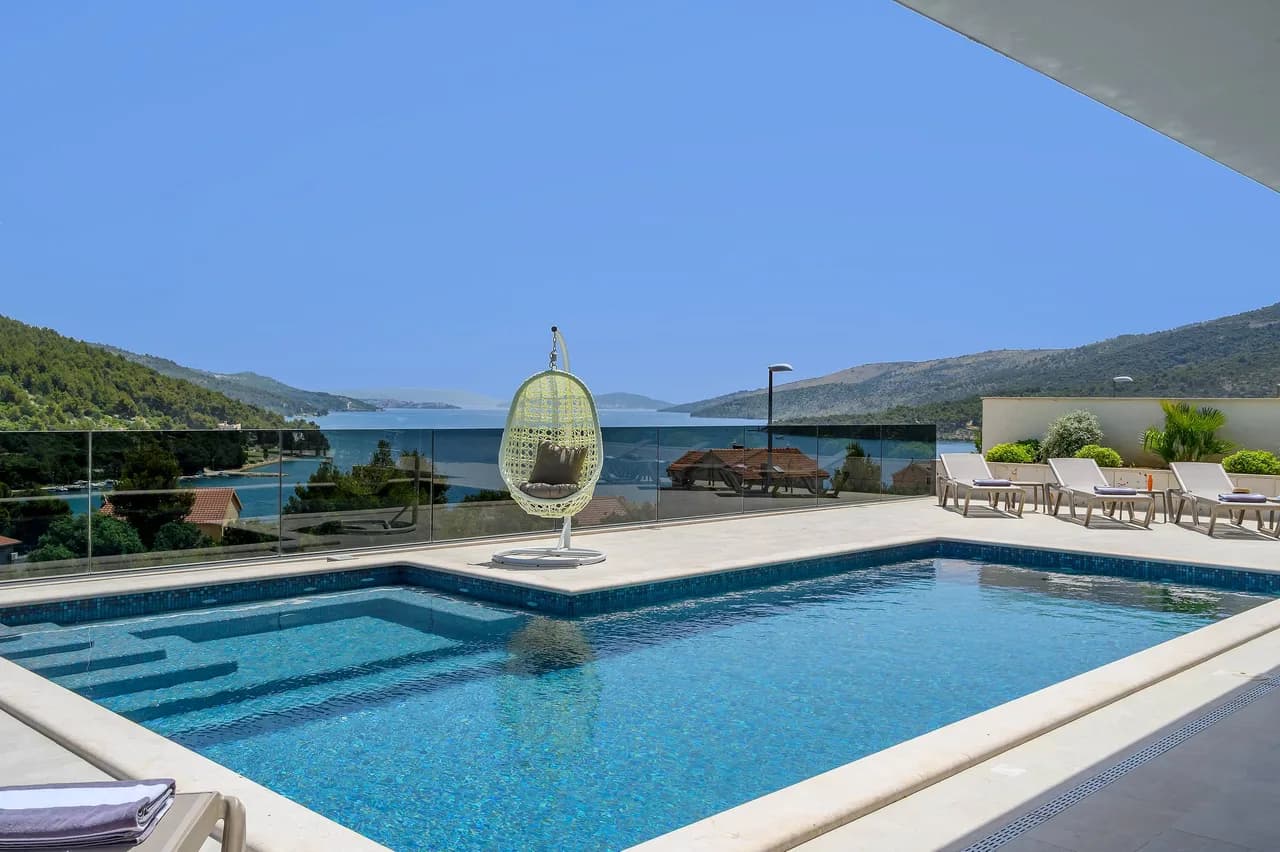 Contemporary Villa Close to the Beach