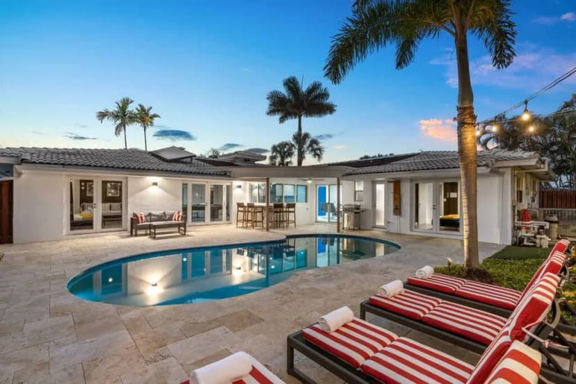 Heated Pool - Luxury Kitchen - 1 Mile to Beach
