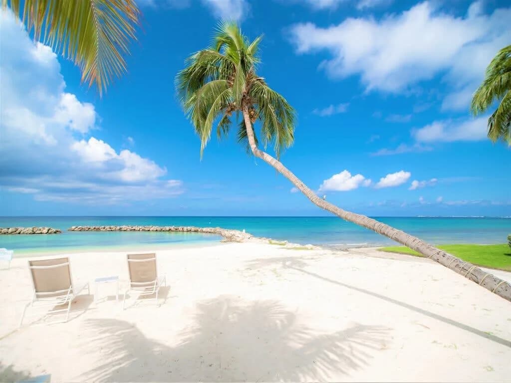 Beachfront Corner Villa with Pool in Grand Cayman photo 2