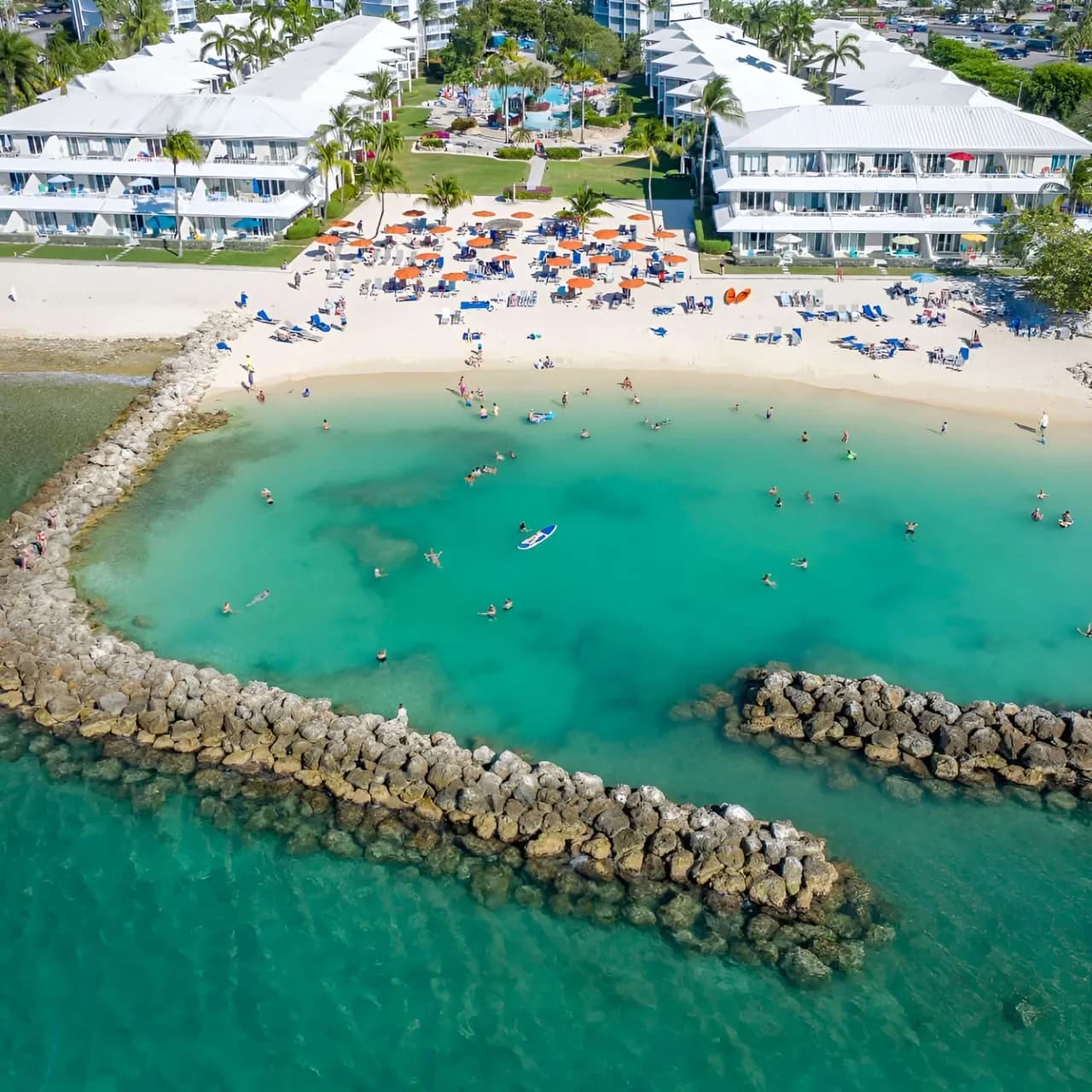Beachfront Corner Villa with Pool in Grand Cayman photo 3