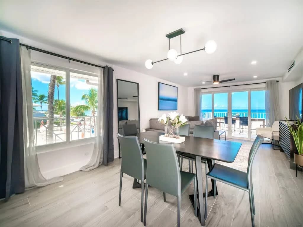 Beachfront Corner Villa with Pool in Grand Cayman photo 4