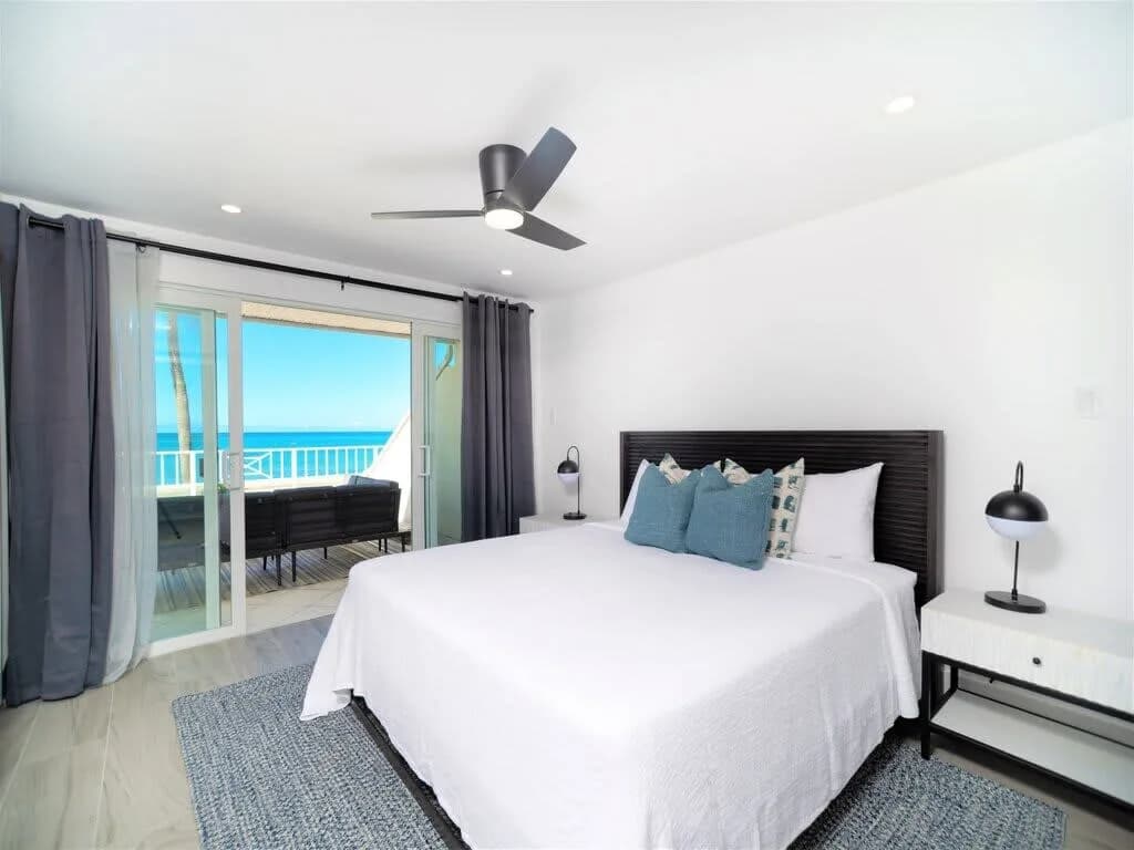 Beachfront Corner Villa with Pool in Grand Cayman photo 5
