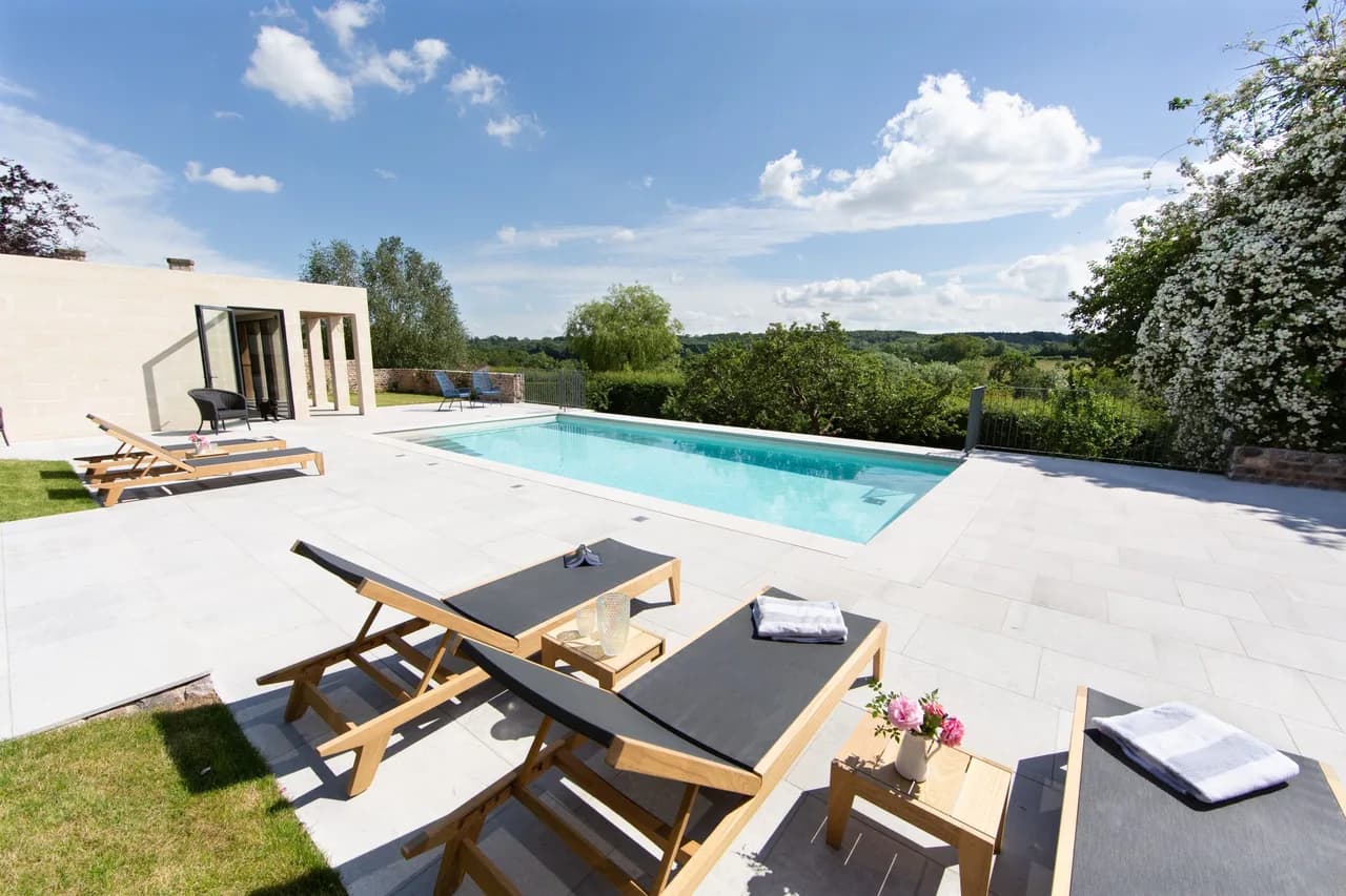 Private Pool Old-Stone Retreat in England