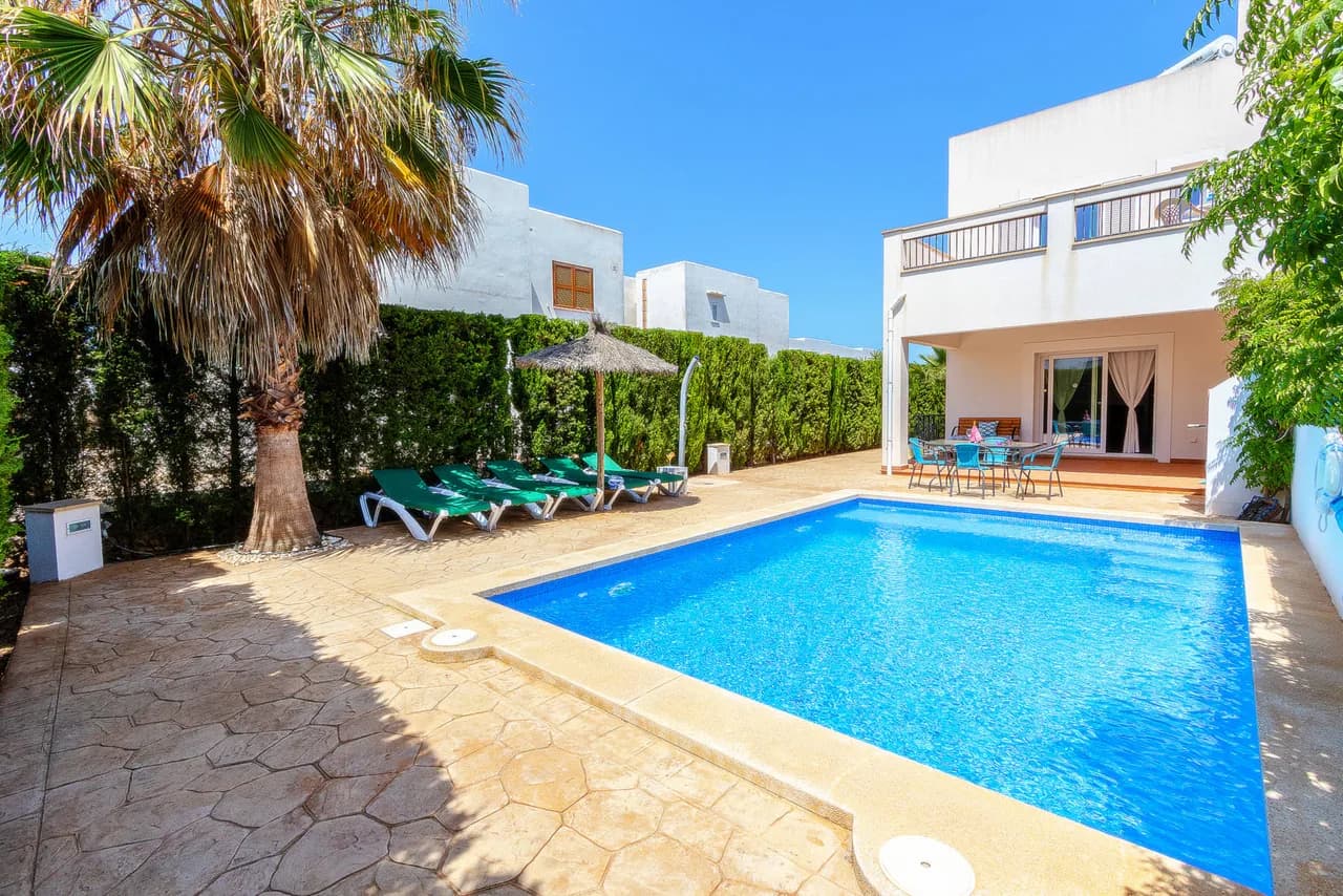 Centrally Located Three Bedroom Villa in Cala d'Or, foto 2