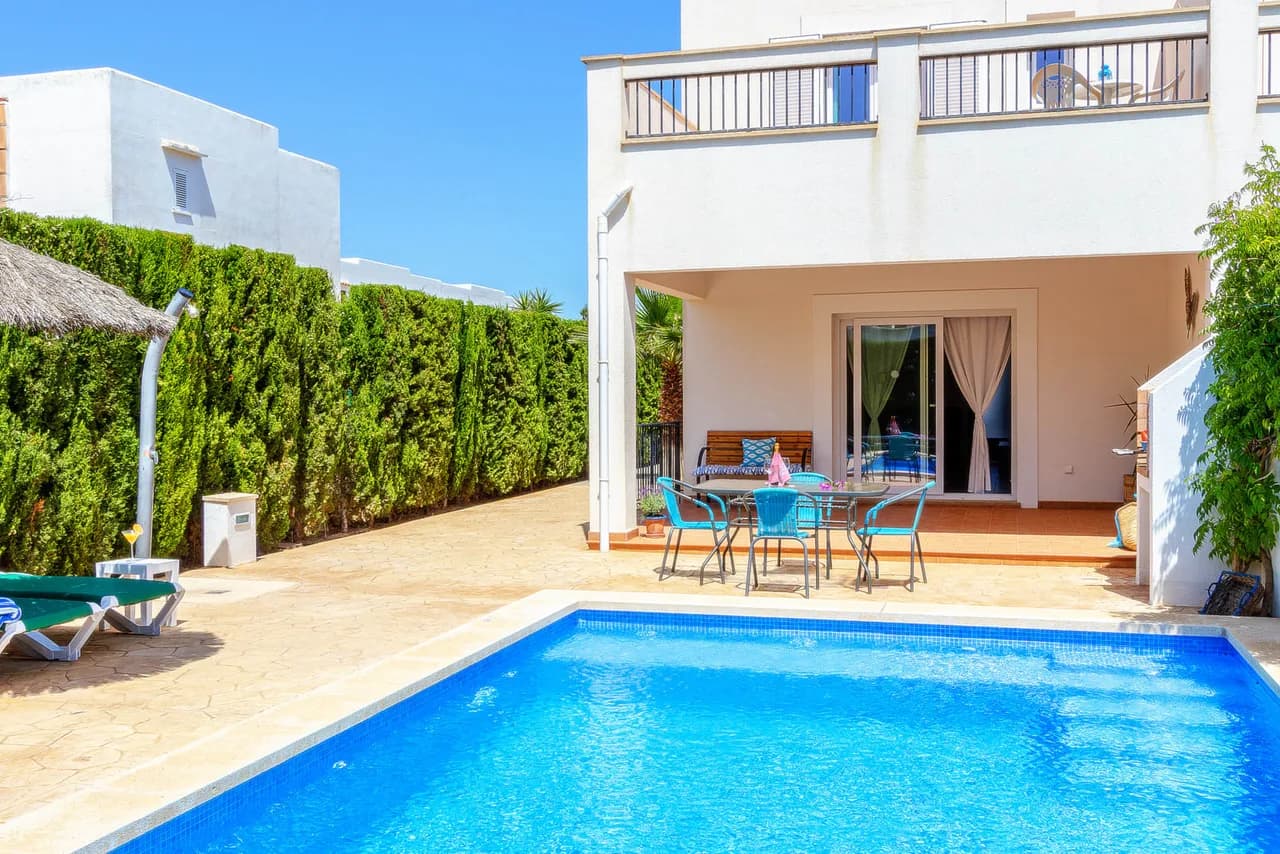 Centrally Located Three Bedroom Villa in Cala d'Or, foto 3