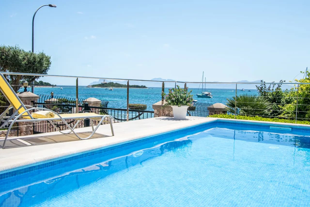 Beachfront Four Bedroom Villa in Alcudia, Mallorca, foto 2