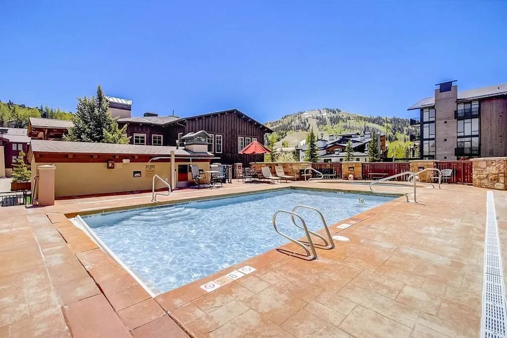 Air-Conditioned Three Bedroom Villa in Park City photo 3