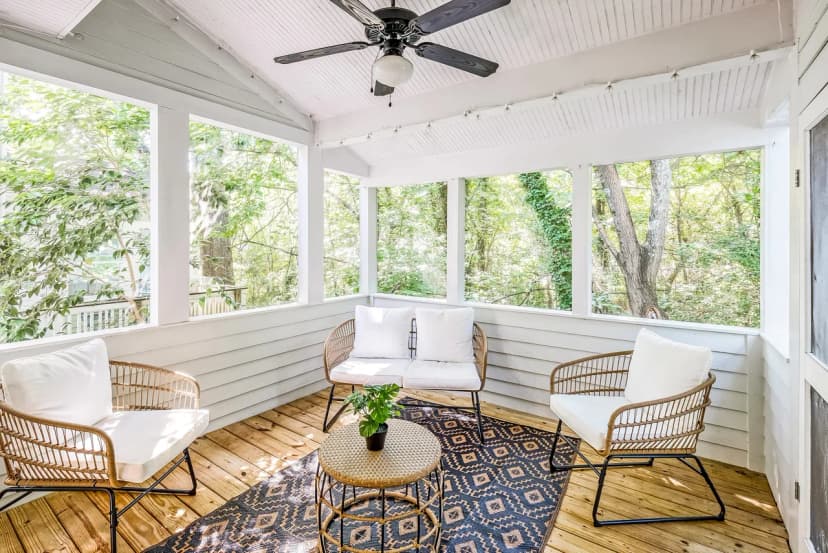 Boho Retreat | Walk Downtown • Porch + Monitor