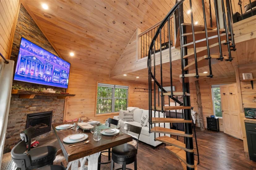 MoonLight Treehouse | Hot Tub · Lakefront Retreat