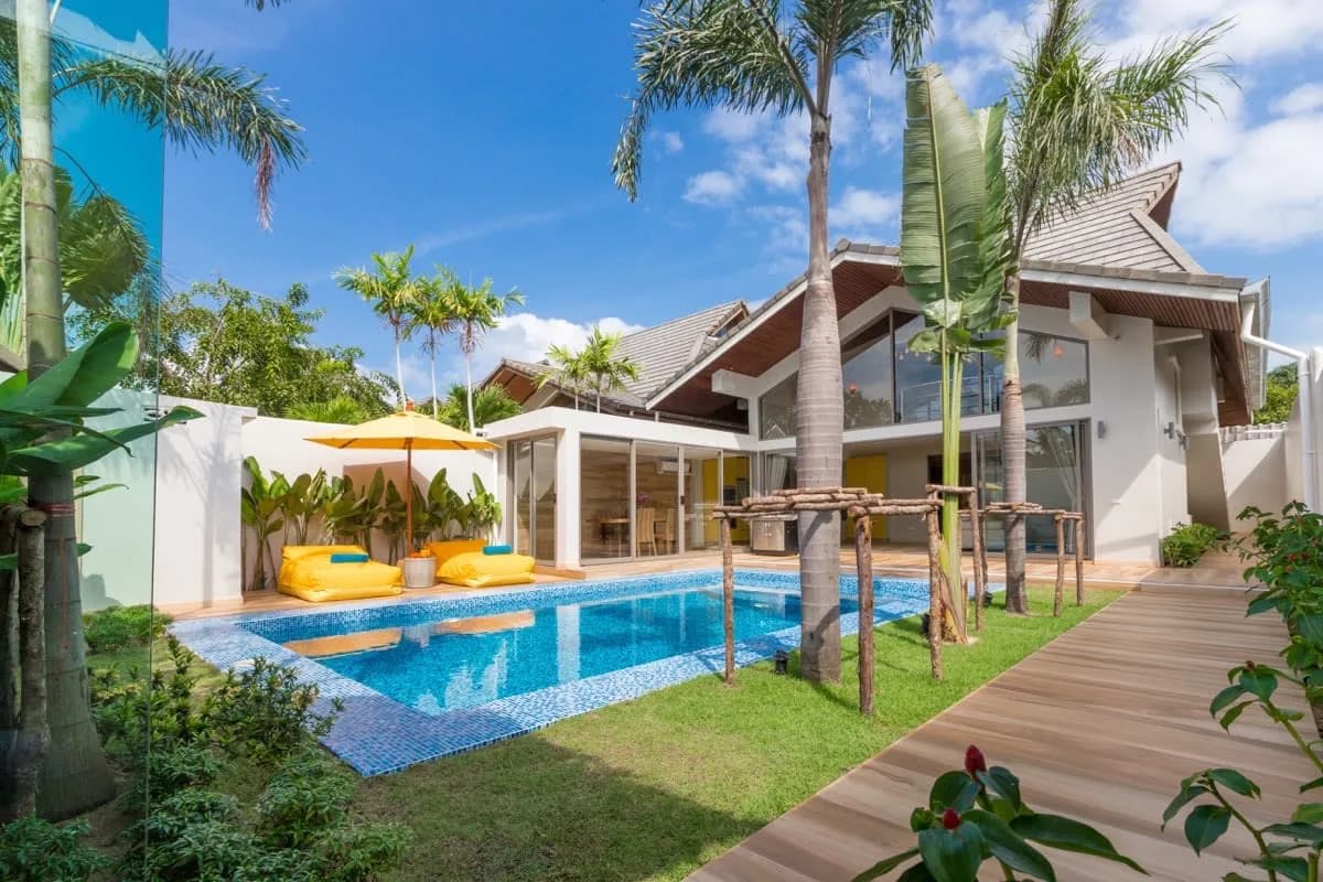 Sleek Villa With Spacious Layout photo 5