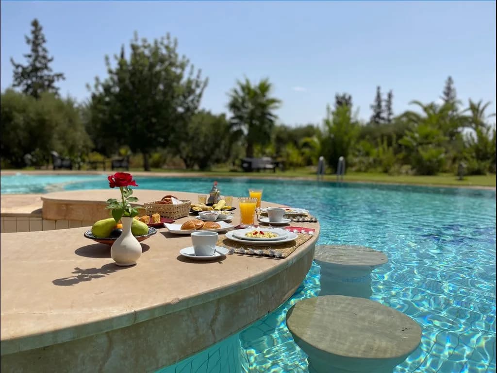 Villa con 2 Piscinas y Hermoso Jardín, foto 2