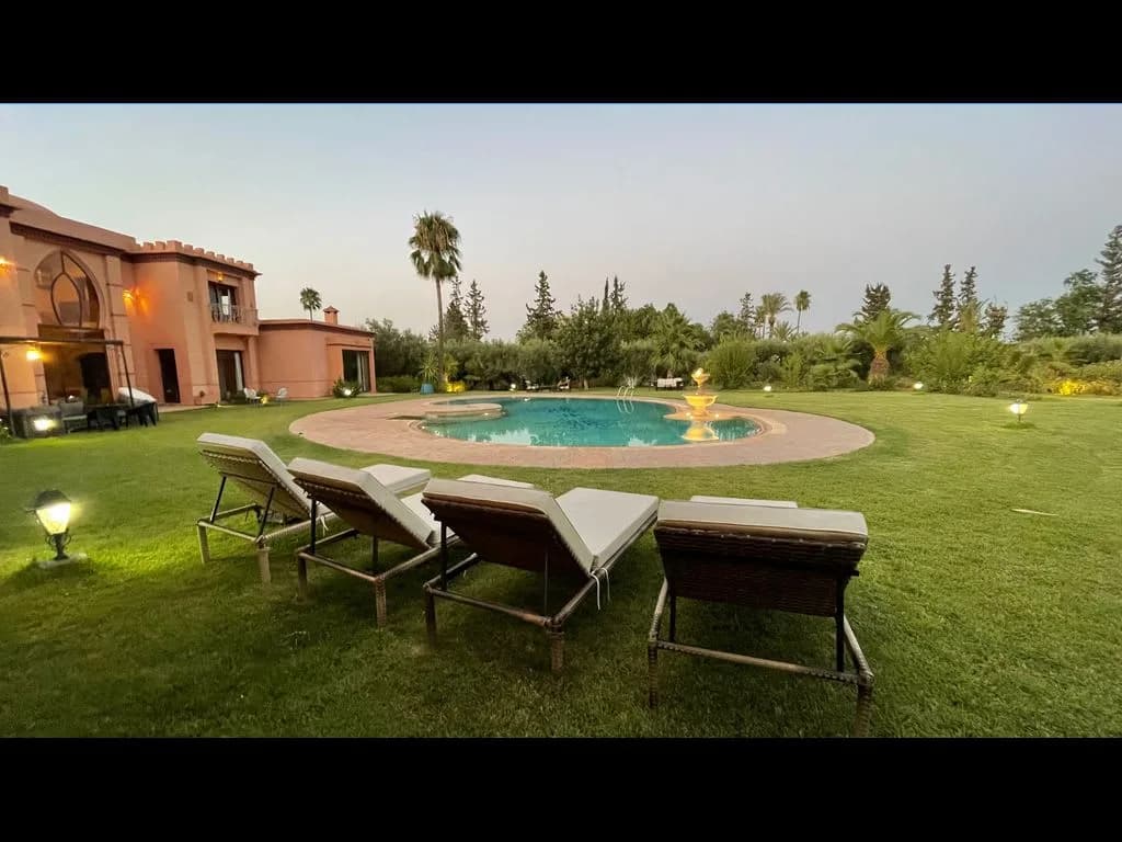 Villa con 2 Piscinas y Hermoso Jardín, foto 5