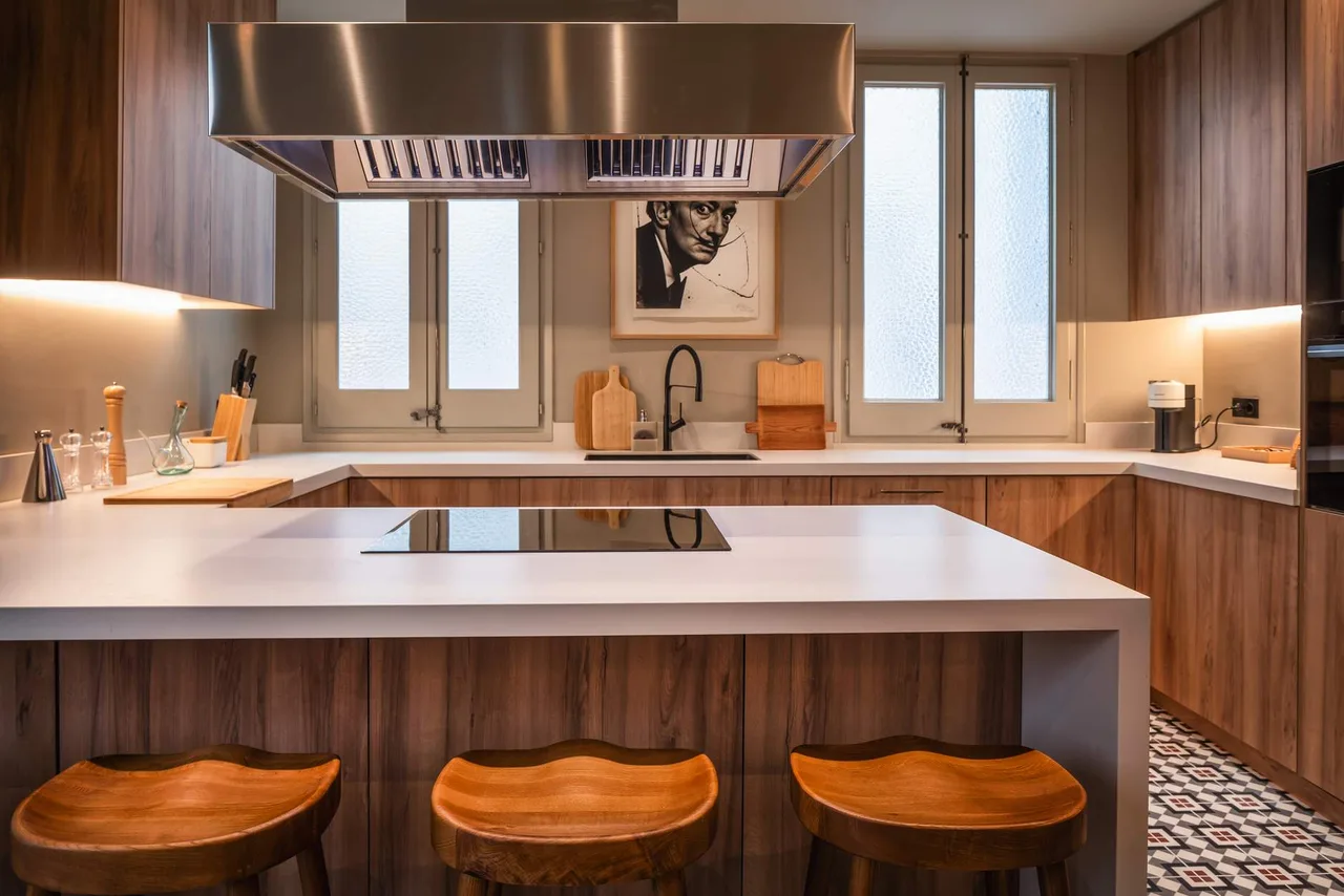 Modern Six Bedroom Flat in Barcelona photo 2
