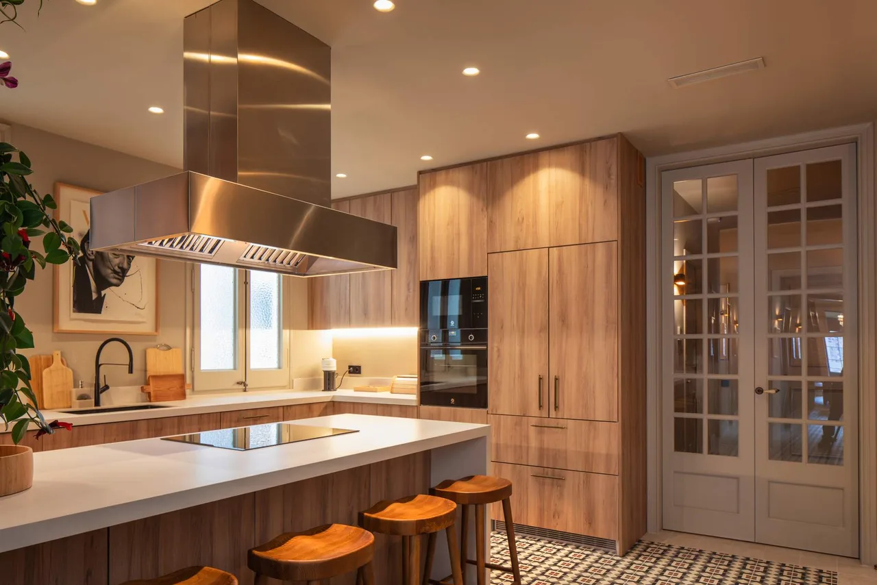 Modern Six Bedroom Flat in Barcelona photo 3