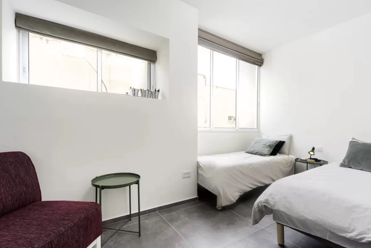 Modern 2BR Apt w Private Parking in City Center photo 3