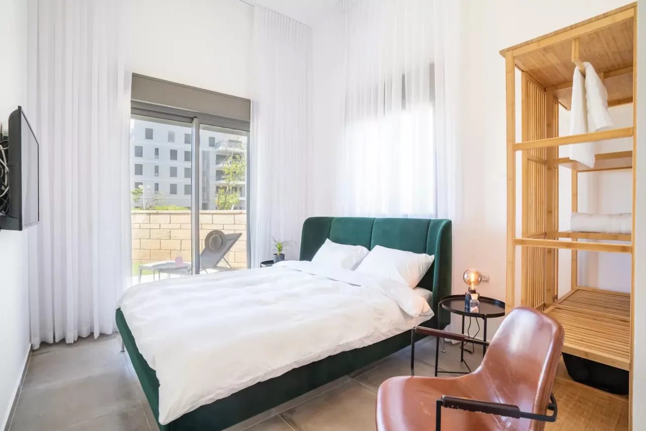 Modern 4 Bedroom Apartment with Private Garden photo 3