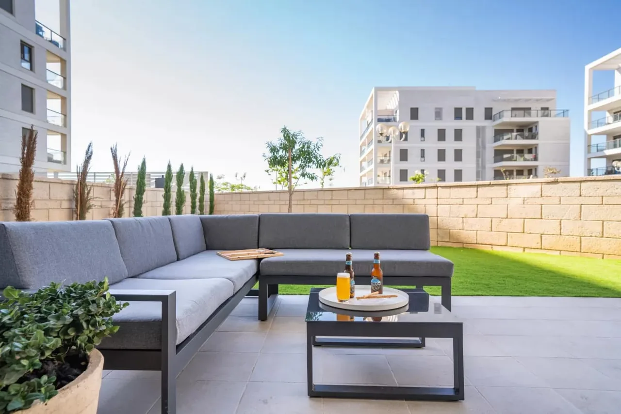 Modern 4 Bedroom Apartment with Private Garden photo 4