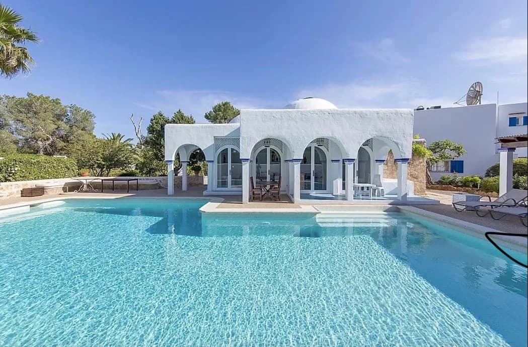 Hermosa villa de fusión marroquí-bali con jardín tropical