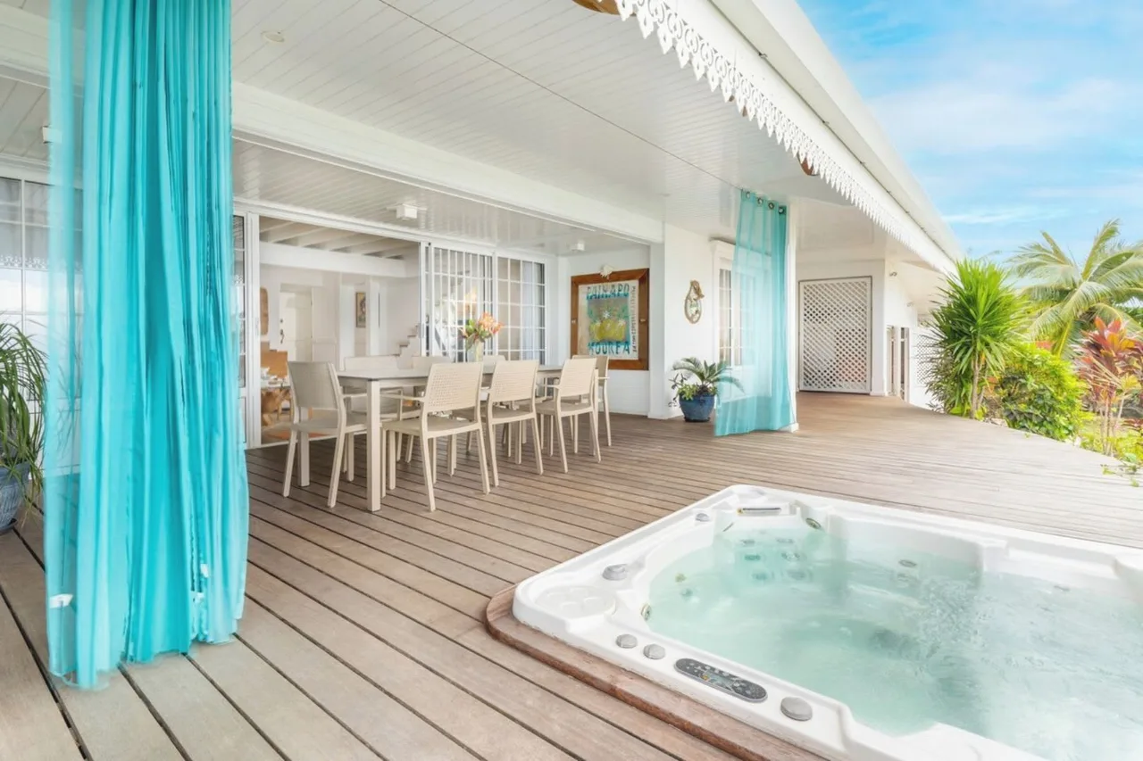 Beachfront Four Bedroom Villa in Moorea photo 5