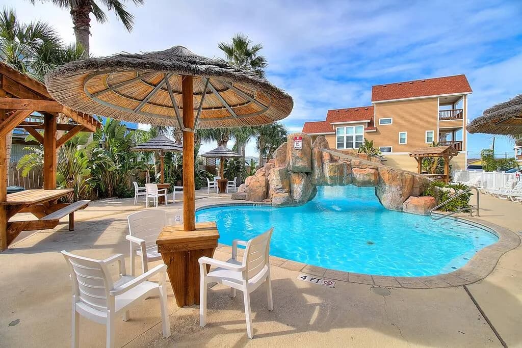 Piggy's Perch- 2 Balconies | Direct Pool Access photo 2