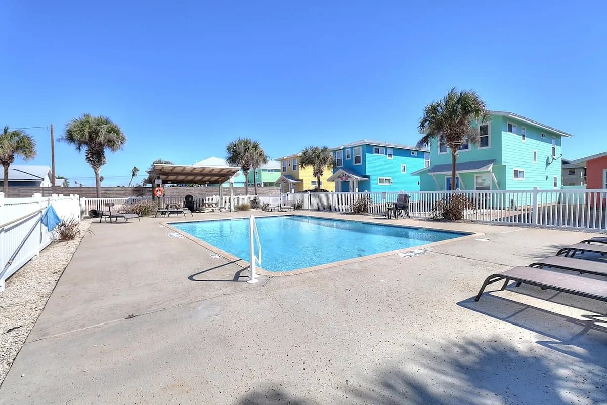 Casa Bella- Community Pool View | 0.3 mi to Beach photo 2