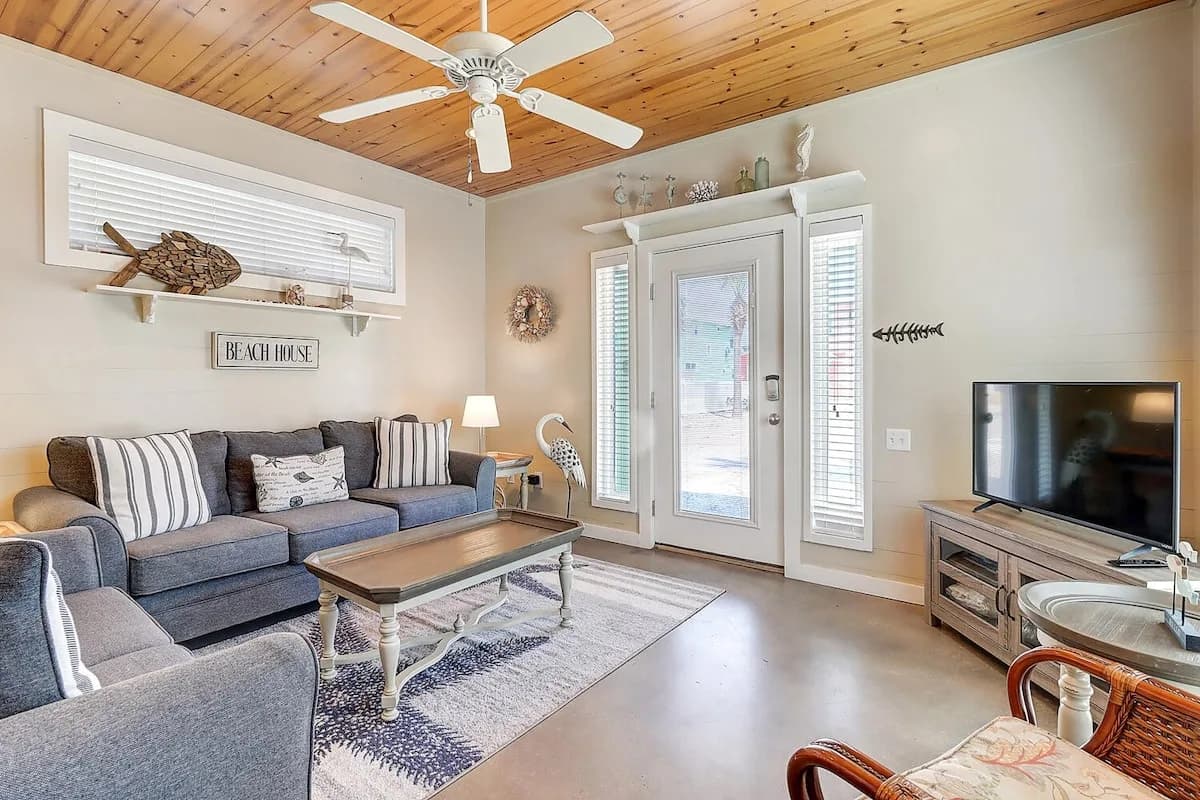 Casa Bella- Community Pool View | 0.3 mi to Beach photo 3