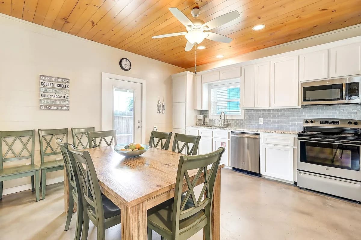 Casa Bella- Community Pool View | 0.3 mi to Beach photo 4